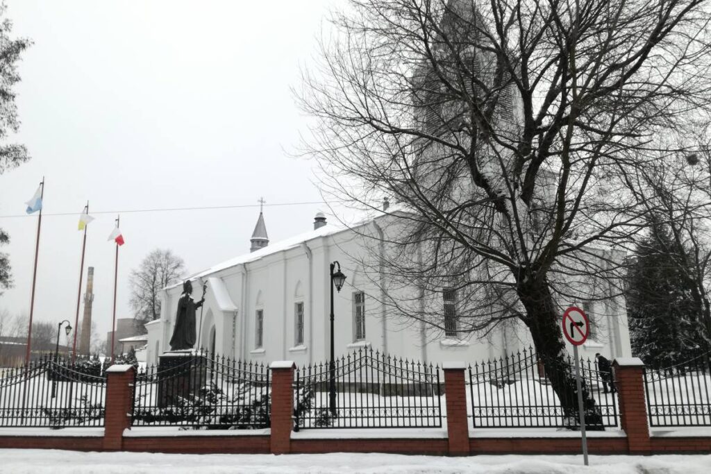 Kościół NSJ z zewnątrz — zdjęcie 2